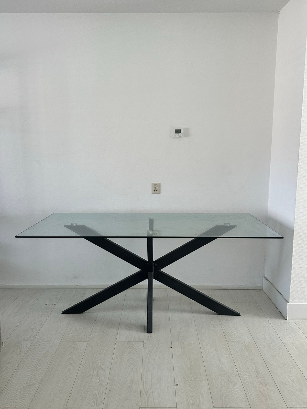 Moderne glazen eettafel met zwart metalen onderstel, Huis en Inrichting, Tafels | Eettafels, Ophalen, Gebruikt, 100 tot 150 cm