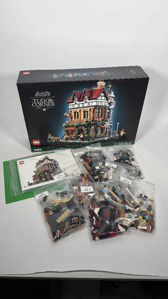 LEGO Icons 10350 Tudor Corner, Kinderen en Baby's, Speelgoed | Duplo en Lego, Compleet, Lego, Ophalen of Verzenden, Zo goed als nieuw