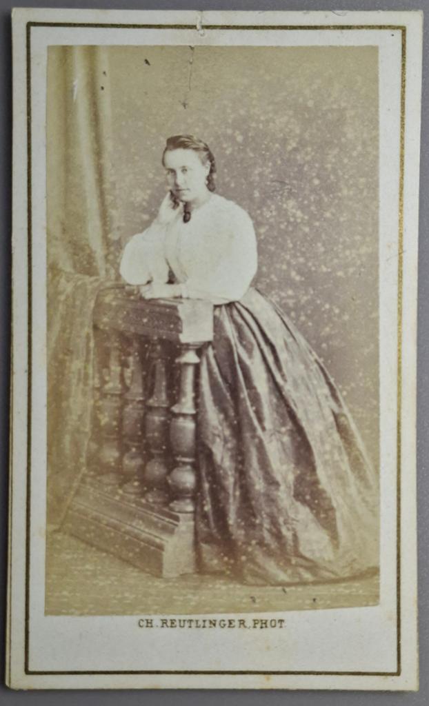 272 cdv deftige vrouw uit Groningen gefotografeerd in Parijs, Ophalen of Verzenden, Voor 1940, Gebruikt