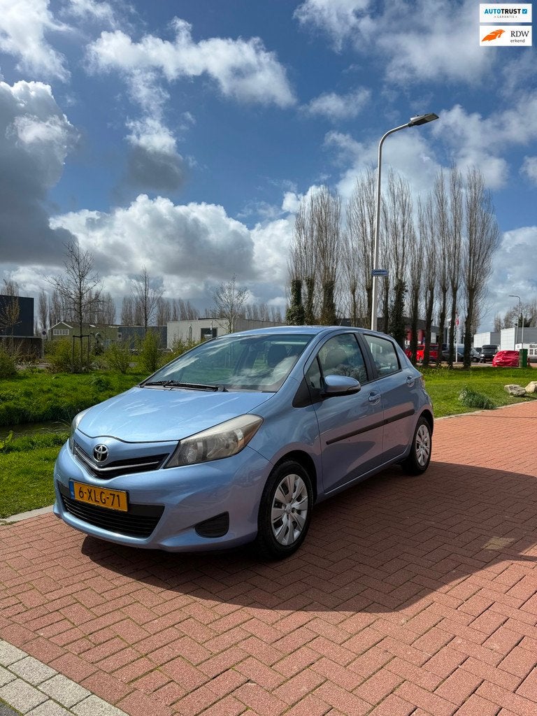 Toyota Yaris 1.3 VVT-i Aspiration automaat camera navi, Auto's, Euro 5, Stof, 4 cilinders, Blauw