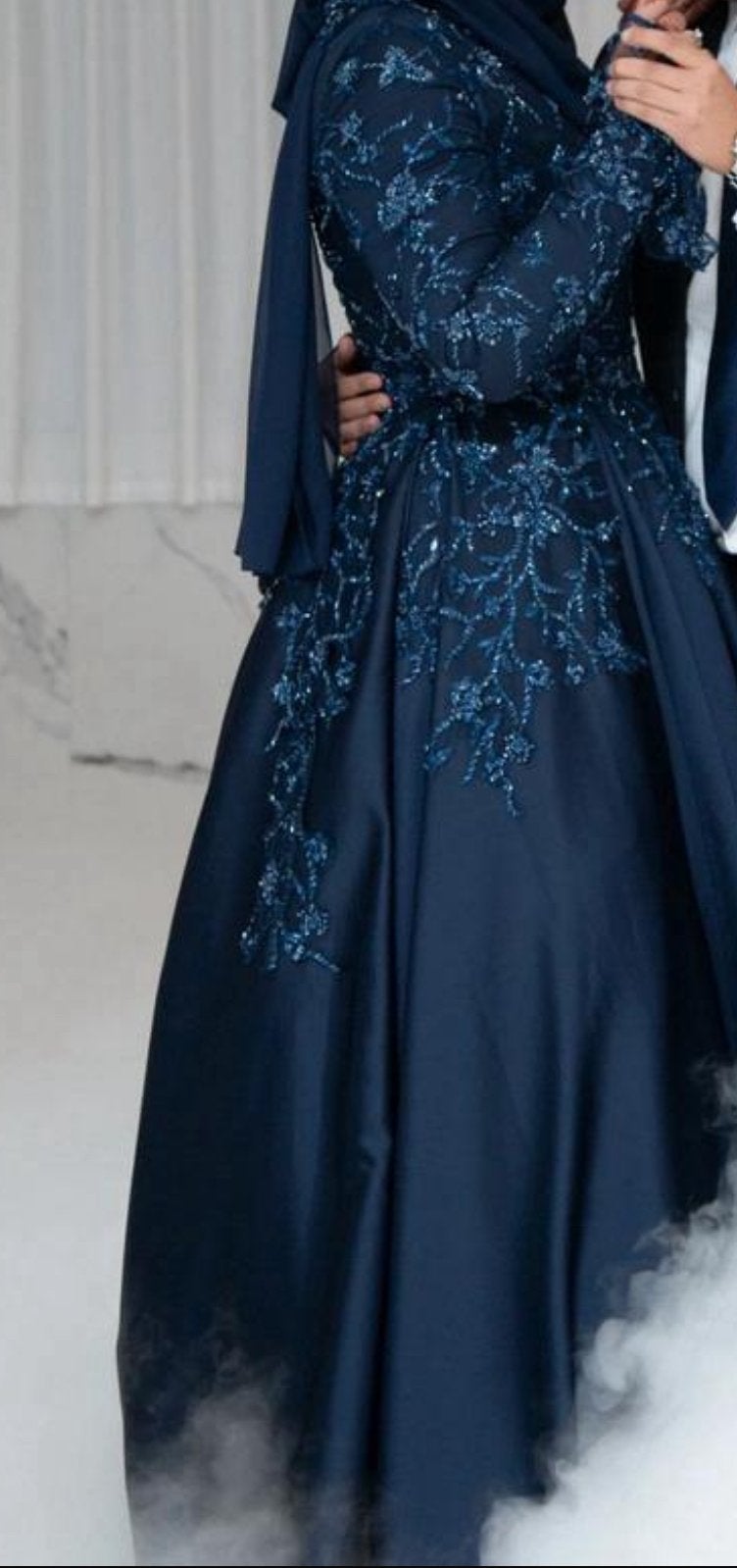 Prachtige donkerblauwe galajurk met borduursels, Maat 38/40 (M), Galajurk, Blauw, Ophalen of Verzenden