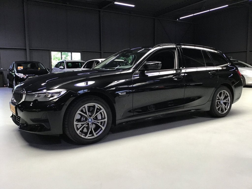 BMW 3-serie Touring 330e Business Edition Plus I 293PK I Cam, Automaat, 1998 cc, Achterwielaandrijving, Gebruikt