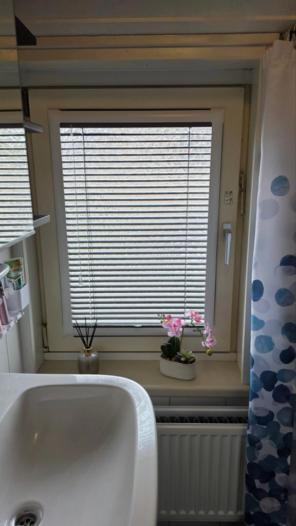 NIEUW! Luxaflex/jaloezie in frame voor kiep-kantelraam, Huis en Inrichting, Stoffering | Gordijnen en Lamellen, Ophalen of Verzenden
