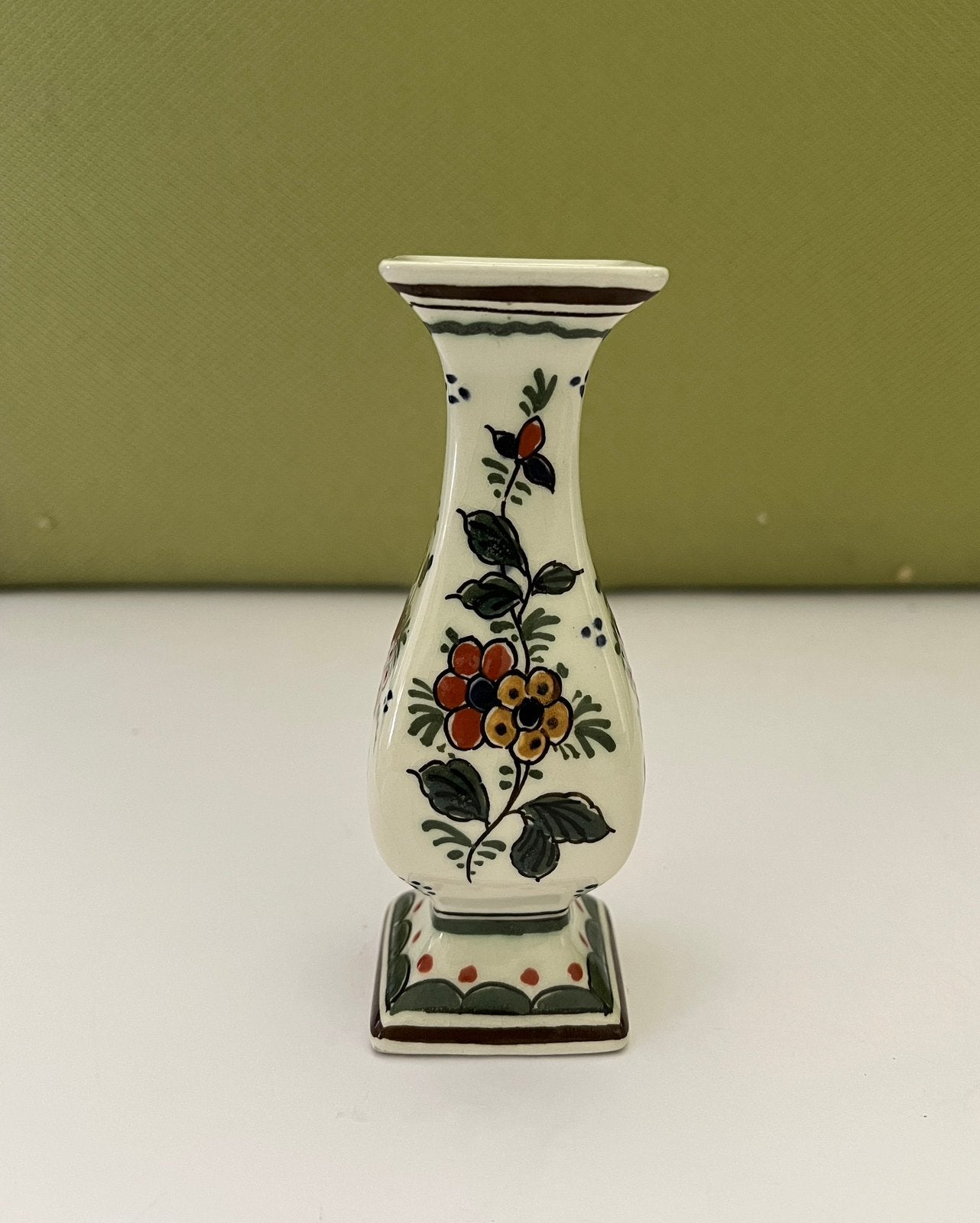 Prachtig handgeschilderd Delfts polychrome vaasje; 12 cm, Antiek en Kunst, Ophalen of Verzenden