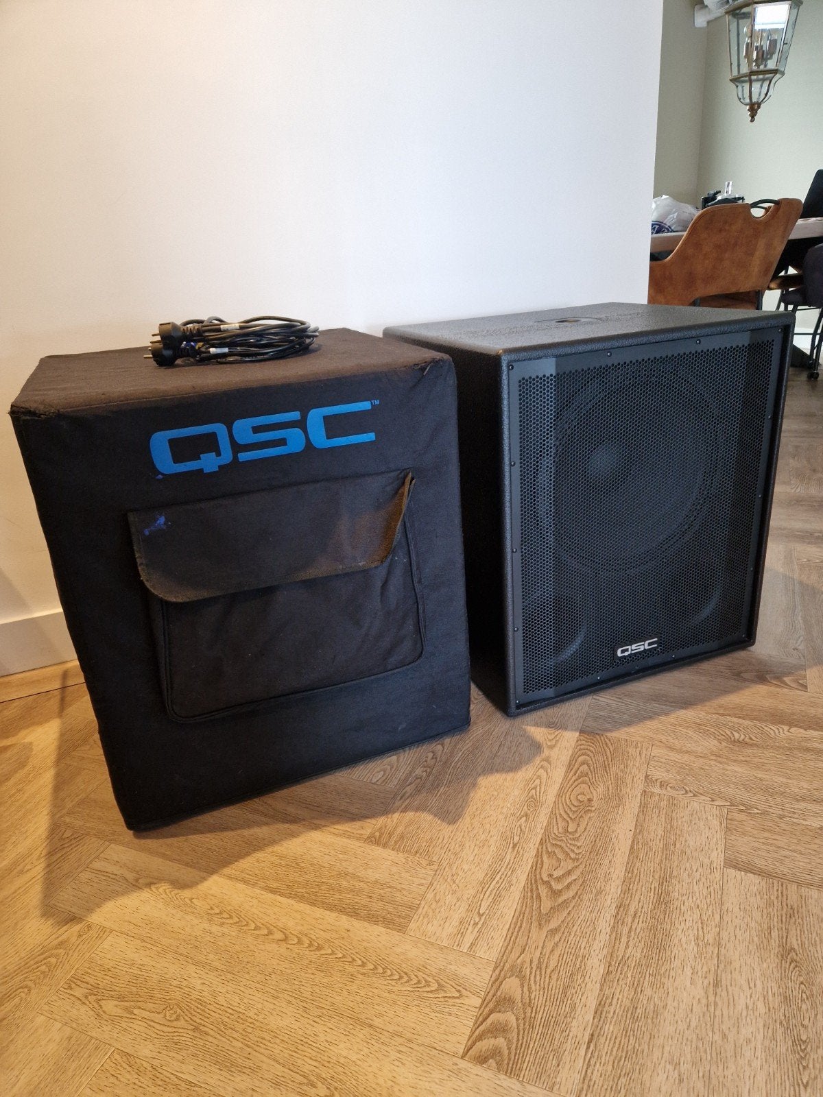 qsc hpr151i subs, Subwoofer, Zo goed als nieuw, Ophalen, 150 watt of meer