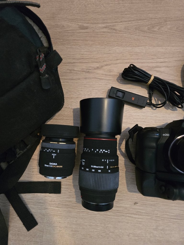 Sony A200 Camera +3lenses +handgrip +bag, Ingebouwde flitser, Spiegelreflex, Ophalen of Verzenden, Zo goed als nieuw