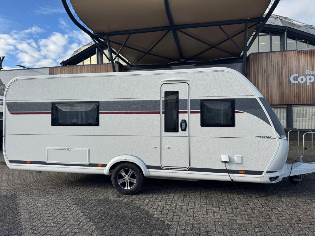 Hobby Prestige 560 WLU 2027 BLACKLINE ACTIE!!!, Caravans en Kamperen, Standaardzit, Hobby, 2 aparte bedden, Bedrijf