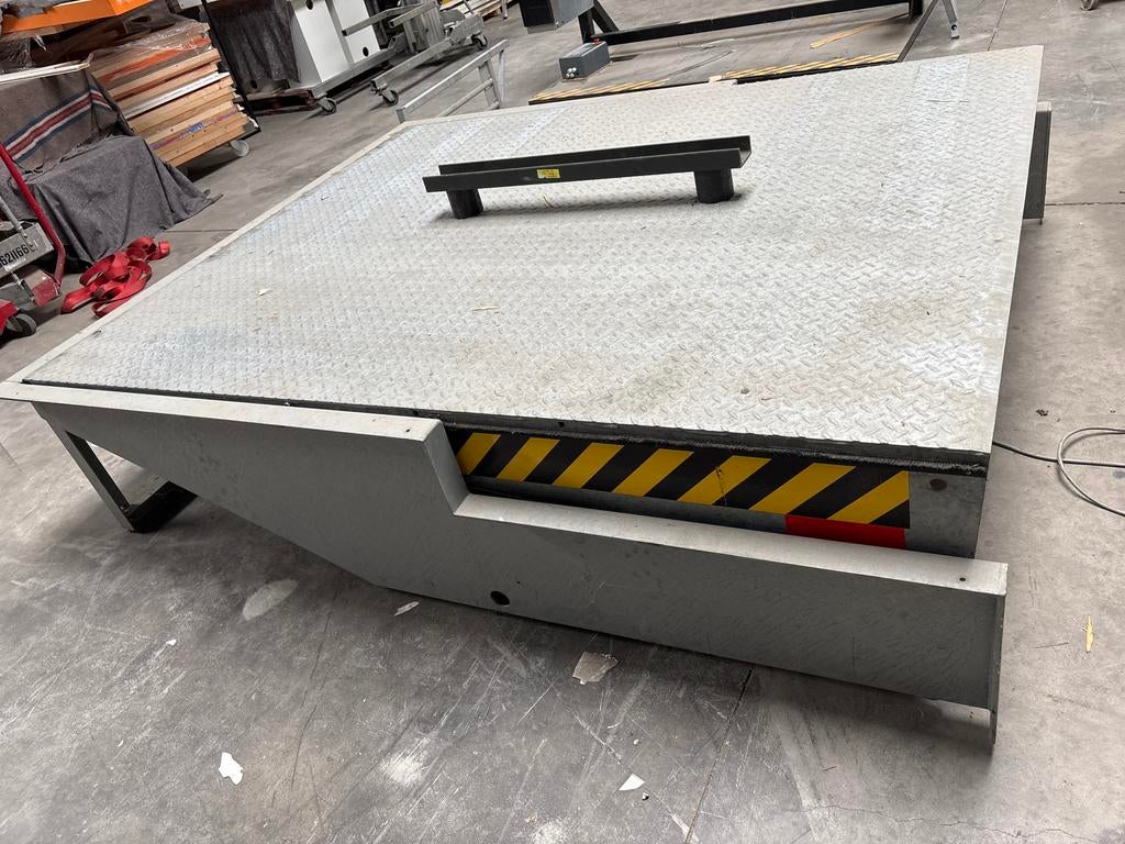 Looddock Leveller 218x257 met bediening en roldeurfunctie, Meer dan 4000 kg, Ophalen, Elektrisch, Overige typen
