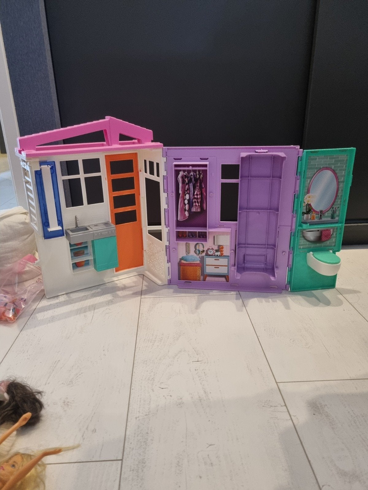 Barbiehuis met barbies, Ophalen, Zo goed als nieuw, Poppenhuis