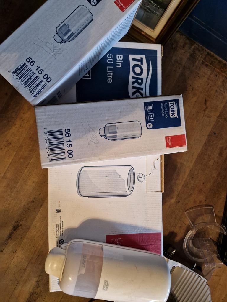 Tork zeepdispenser en prullenbak, Ophalen