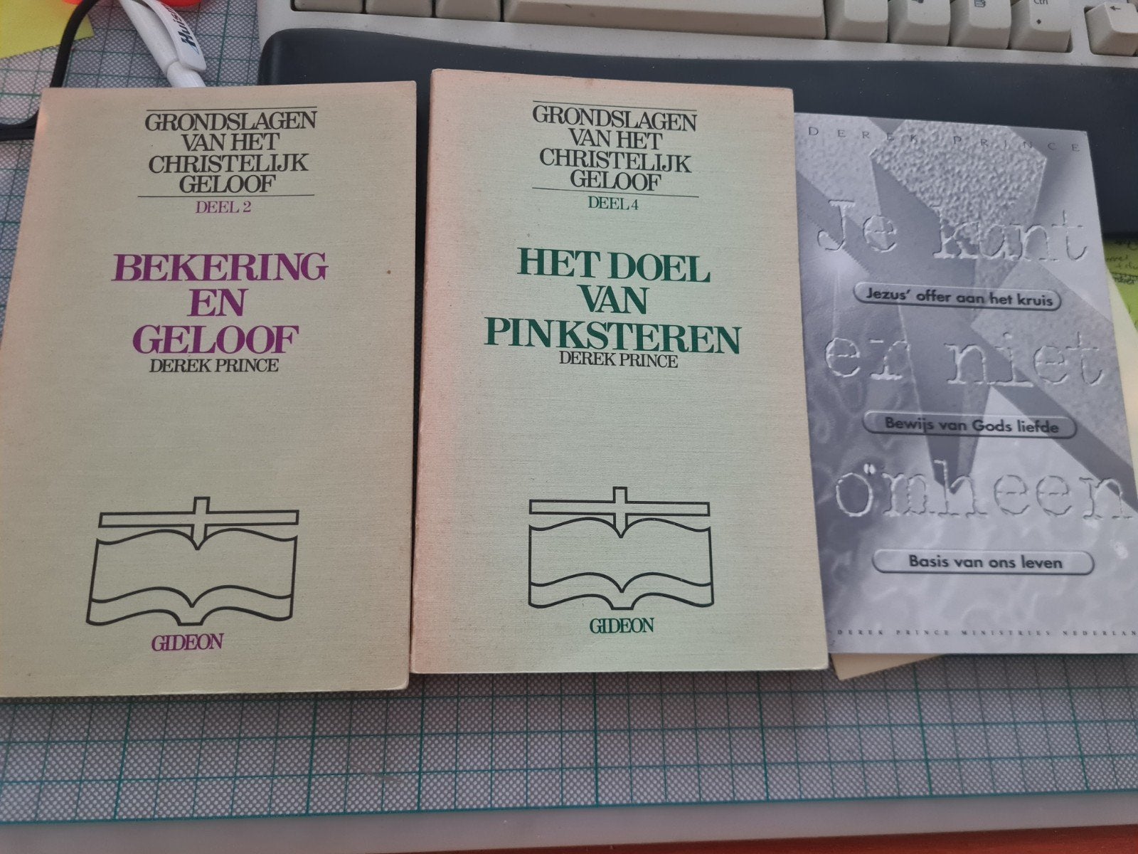 3 boeken van derek prince, Boeken, Ophalen of Verzenden, Gelezen