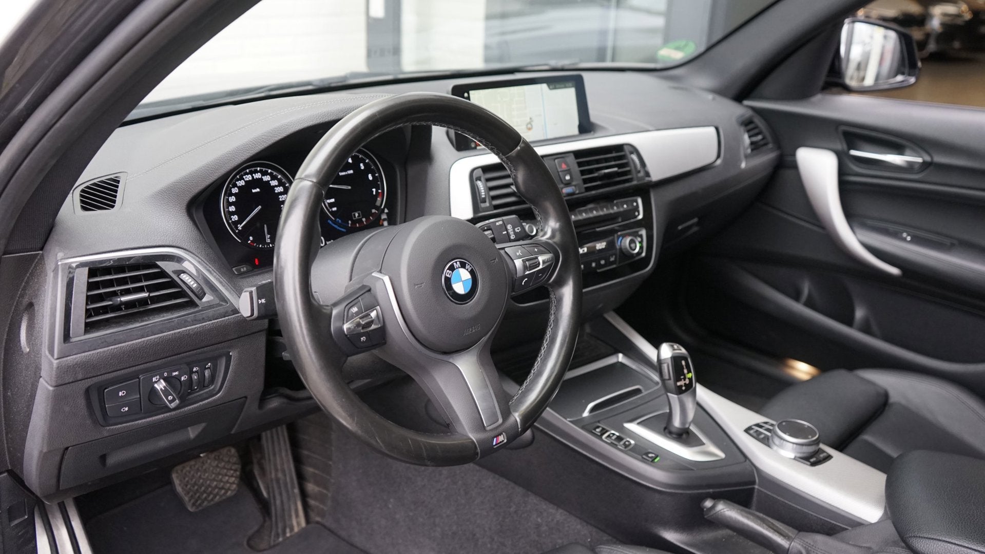 BMW 1-serie 118i M Sport Shadow Line AUTOMAAT|CRUISE|FULL LE, Gebruikt, Bedrijf, 650 kg, 3 cilinders