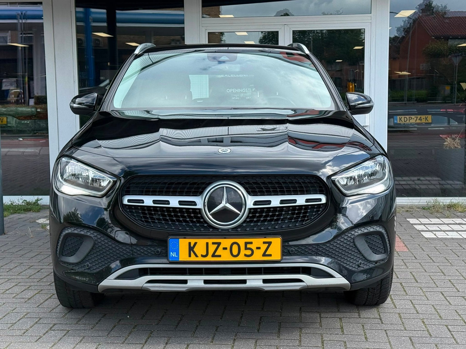 Mercedes-Benz GLA-klasse 180 Business Solution, Dealer onderhouden, Gebruikt, Zwart, 4 cilinders