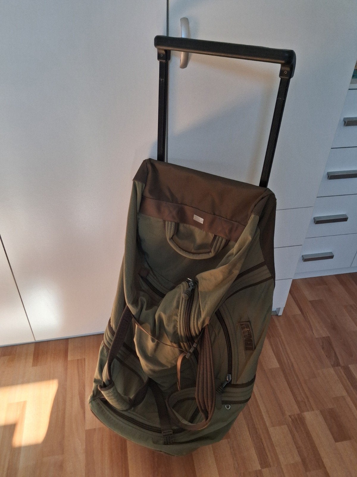GROTE REIS TAS OP WIELTJES., Ophalen of Verzenden, Zo goed als nieuw, 30 cm of meer, Wieltjes