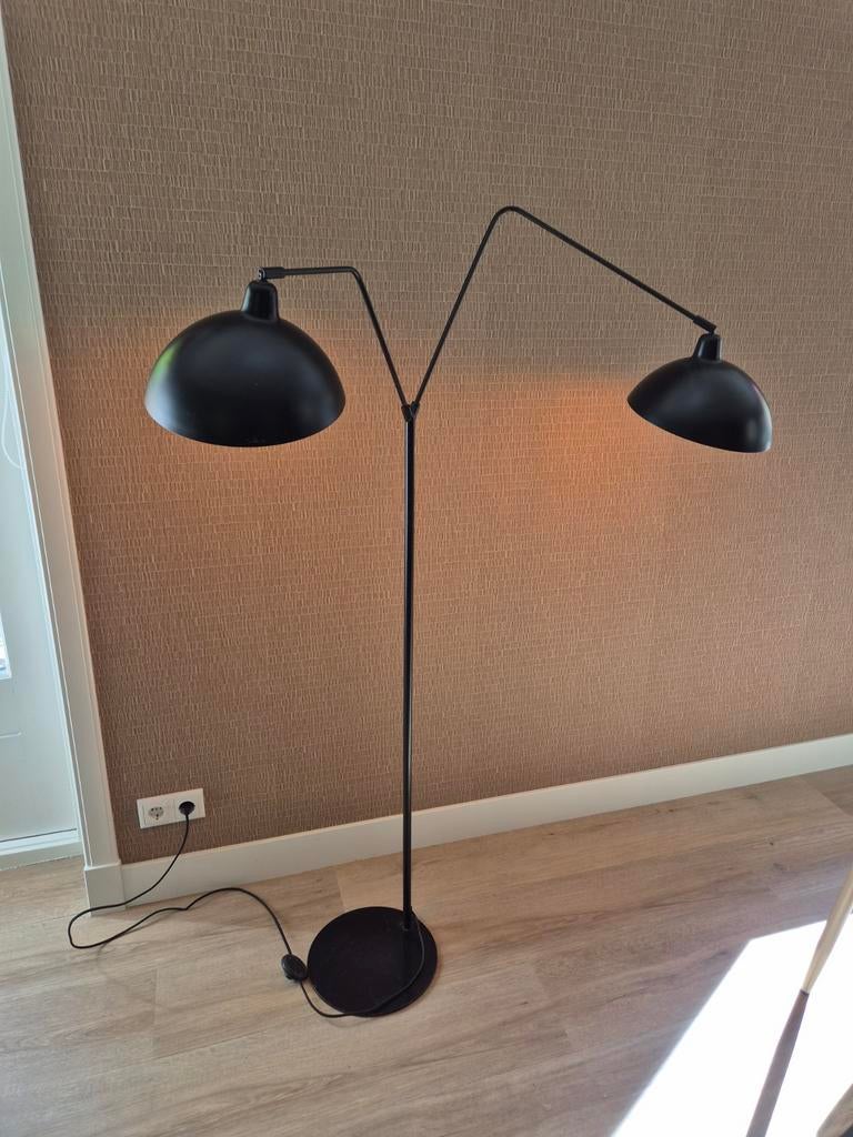 VT Wonen Vloerlamp Zwart met Witte Binnenzijde - 2 Kappen, Ophalen, Gebruikt, Modern, Industrieel, Metaal