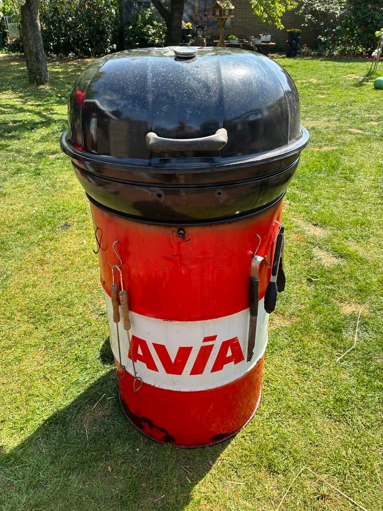 Unieke AVIA olievat BBQ met wielen en accessoires, Ophalen, Gebruikt