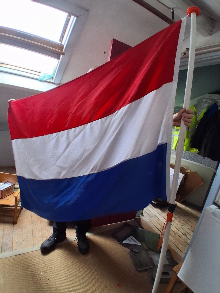 Nederlandse vlag met stok, Ophalen