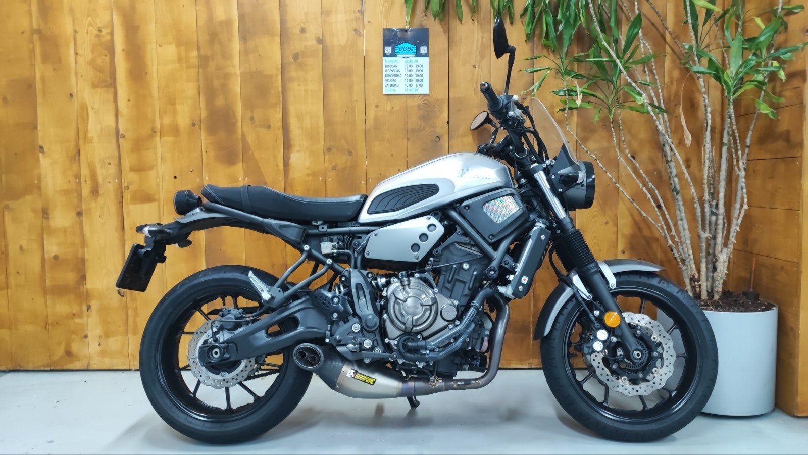 Yamaha XSR700 - Stijlvolle Naked Bike met Akrapovic uitlaat, 700 cc, 2 cilinders, Motorrijbewijs A, Meer dan 35 kW