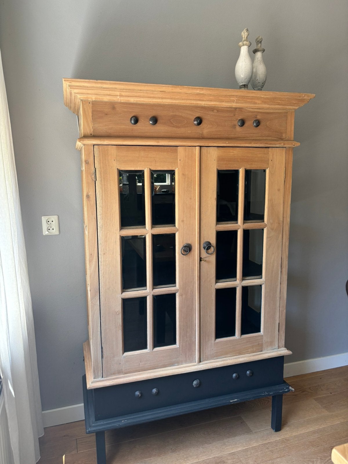 Vitrine kast met openslaande deurtjes, Ophalen, 50 tot 100 cm, Zo goed als nieuw, 150 tot 200 cm