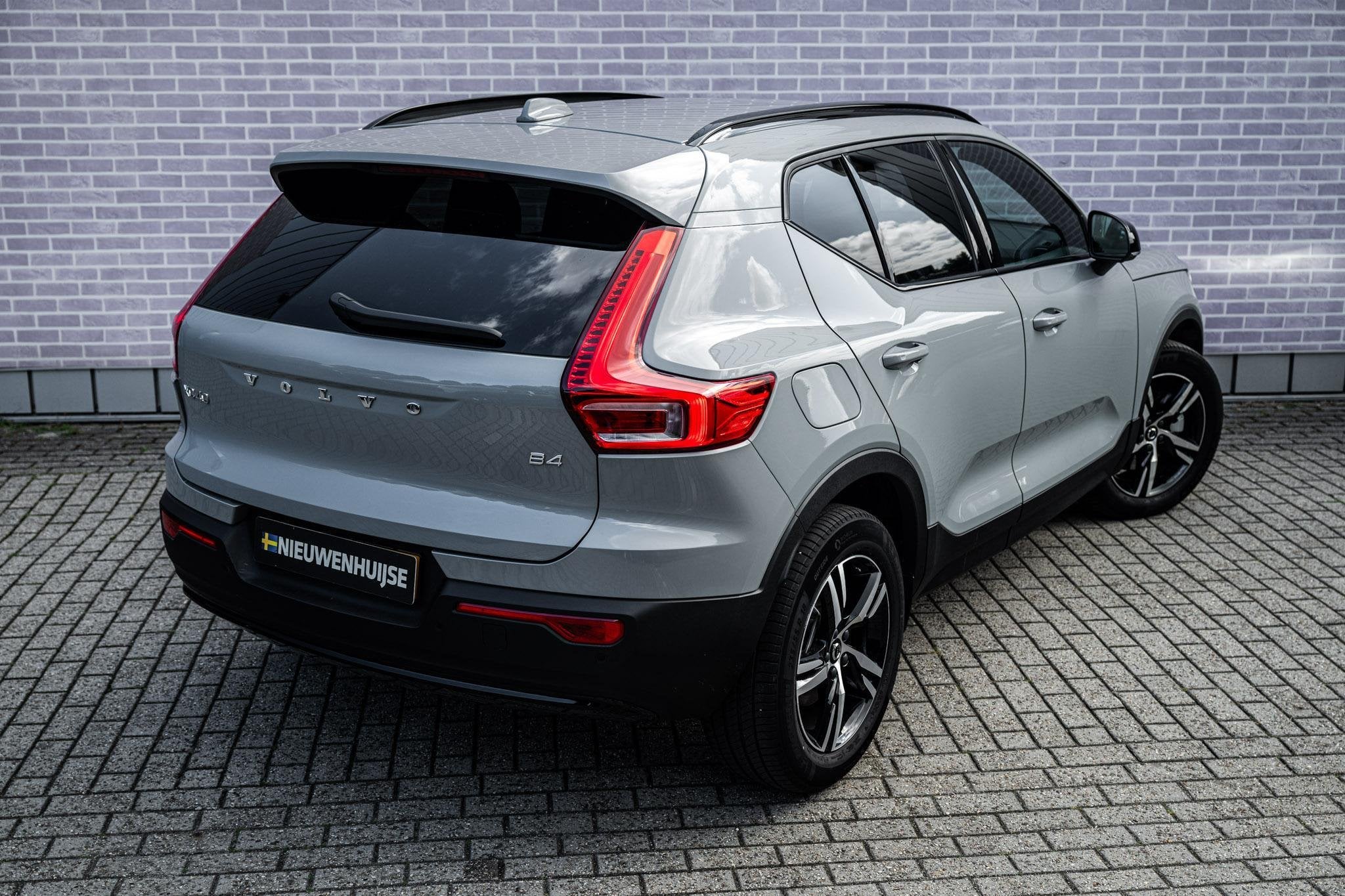 Volvo XC40 2.0 B4 Plus Dark | Trekhaak | Lichtmetalen Velgen, Gebruikt, Euro 6, 4 cilinders, Origineel Nederlands
