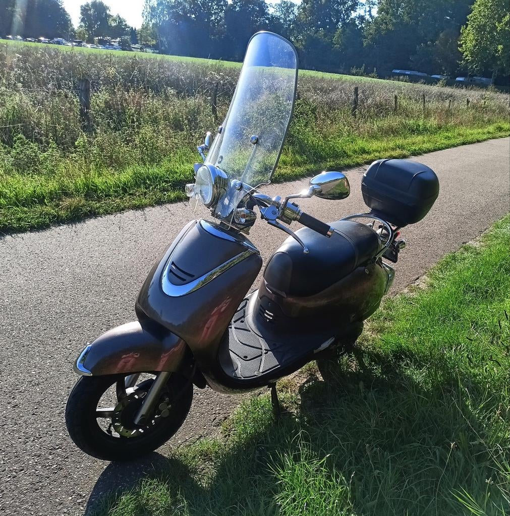 Bruine scooter Sym Allo 2018 met windscherm en topkoffer, Fietsen en Brommers, Ophalen, Gebruikt, Overige modellen, Maximaal 45 km/u
