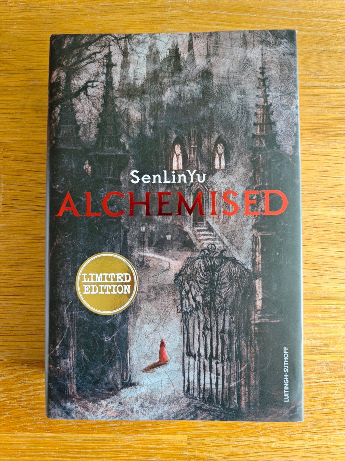 Alchemised - Nederlandse Limited Edition, Boeken, Fantasy, Ophalen, Zo goed als nieuw, SenLinYu