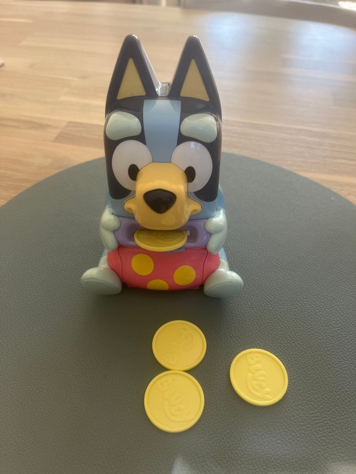 Bluey spaarpot met 4 muntjes, Verzamelen, Ophalen of Verzenden, Zo goed als nieuw, Kunststof, Strip- of Tekenfilmfiguur