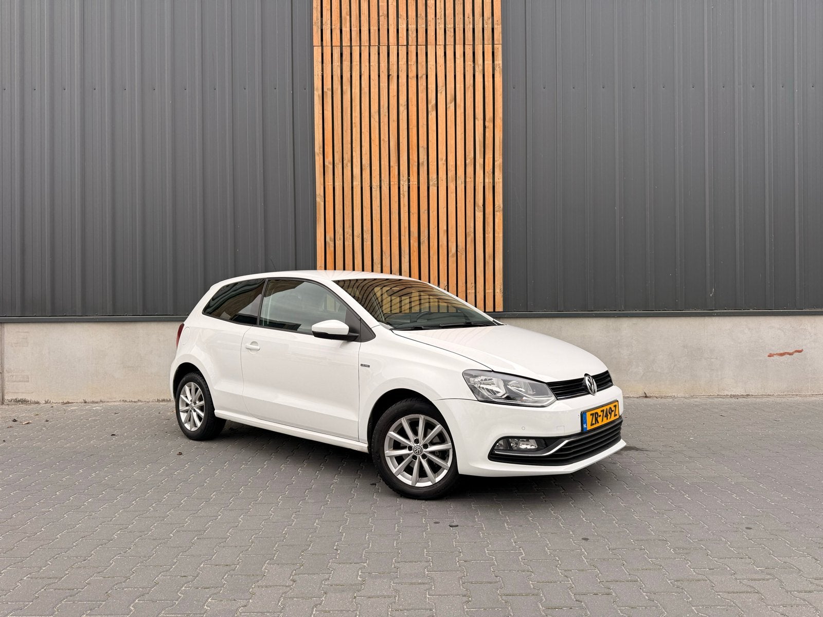Volkswagen Polo 1.0 MPI lounge  2015 Wit, Auto's, Voorwielaandrijving, 40 €/maand, Wit, Bedrijf