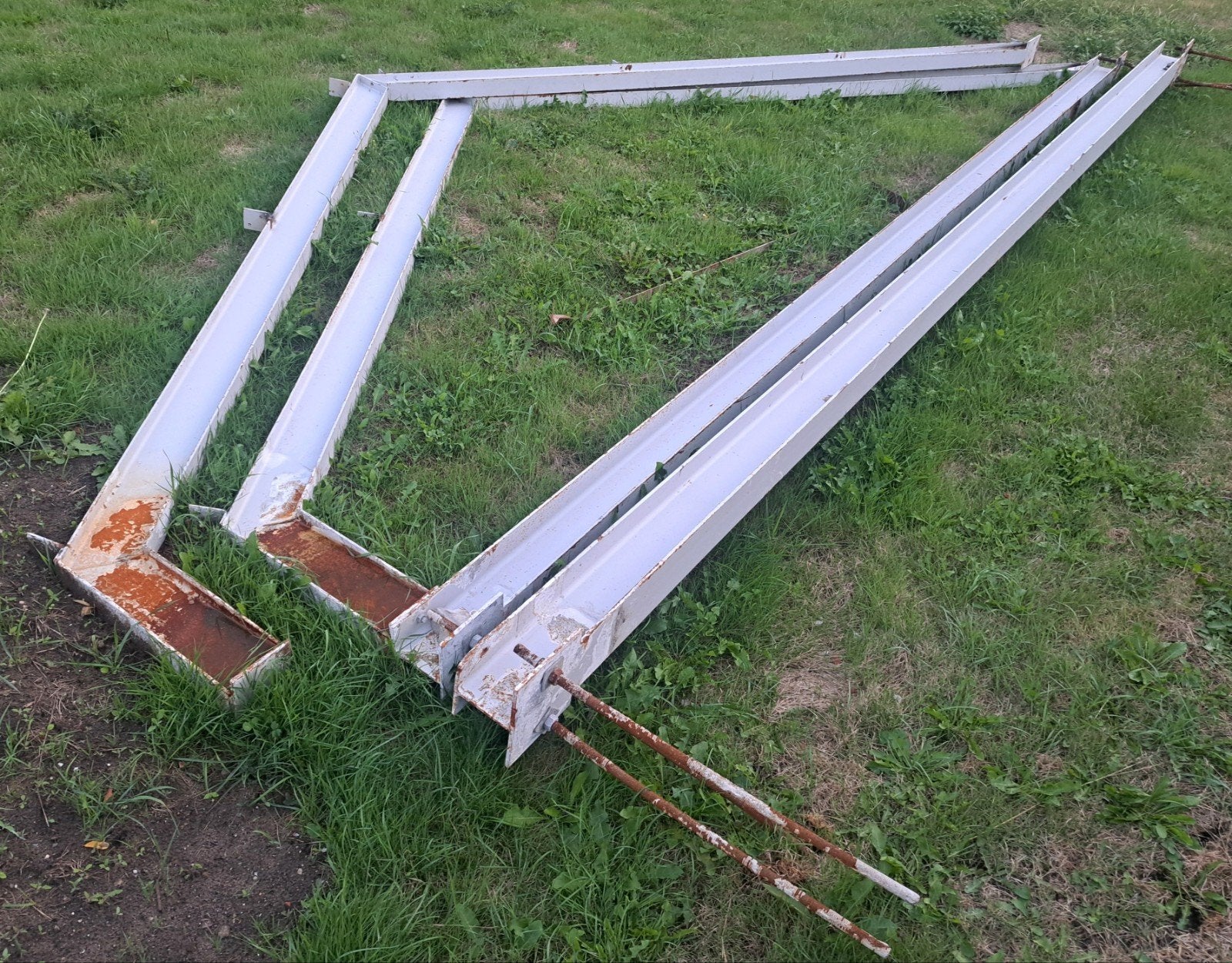 2 stalen spanten, Ophalen