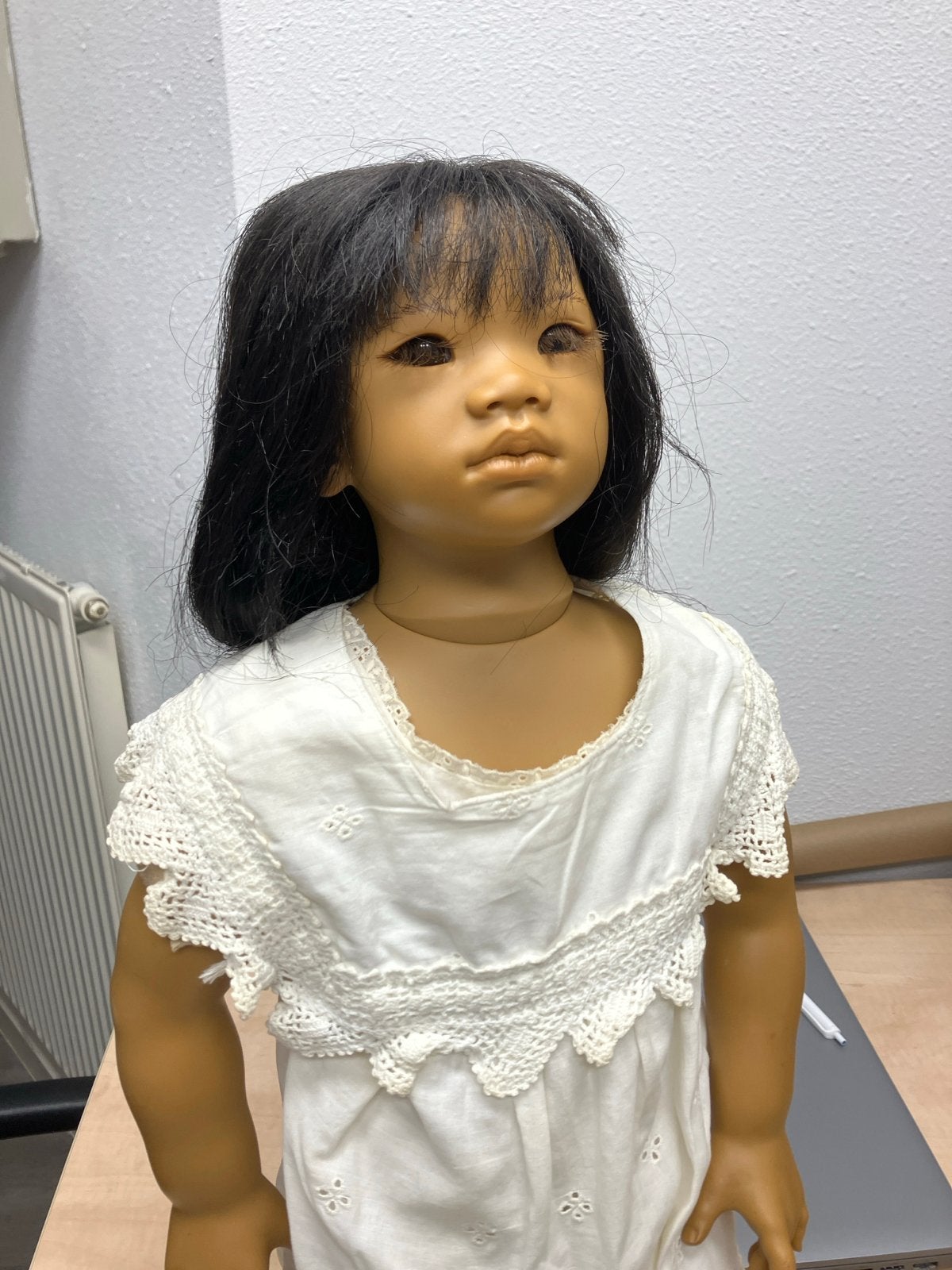 Prachtige pop kima himstedt met donker haar en wit jurkje, Verzamelen, Poppen, Ophalen of Verzenden, Gebruikt, Pop