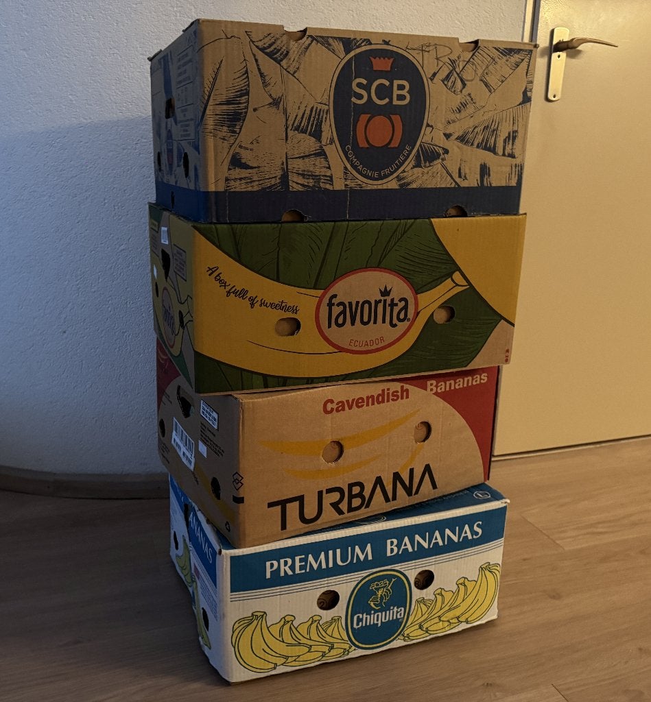 4 bananendozen vol artikelen - samen voor maar 8 euro, Ophalen, Zo goed als nieuw