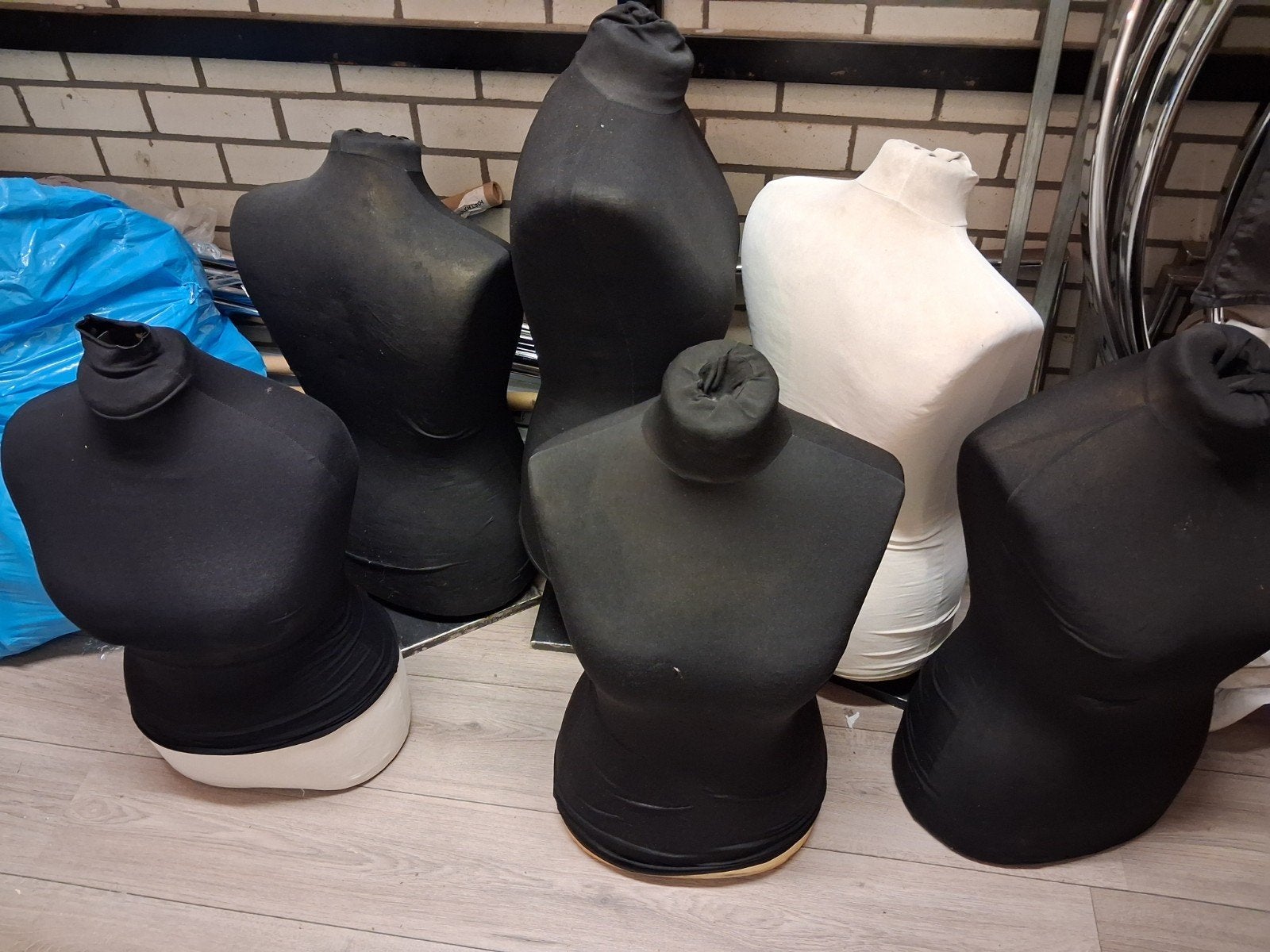 6 staande bustes voor markten en braderieën, Ophalen