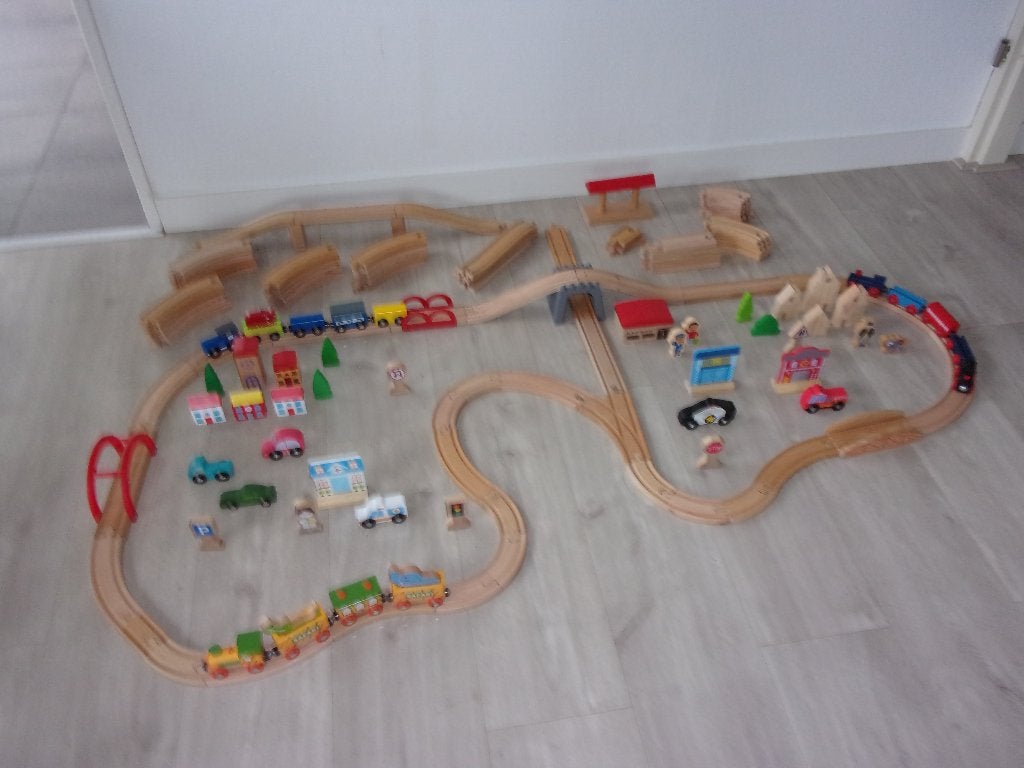 Houten TREINRAILS 138 delig, veel accessoires, z.g.a.n., Ophalen of Verzenden, Zo goed als nieuw, Overige typen