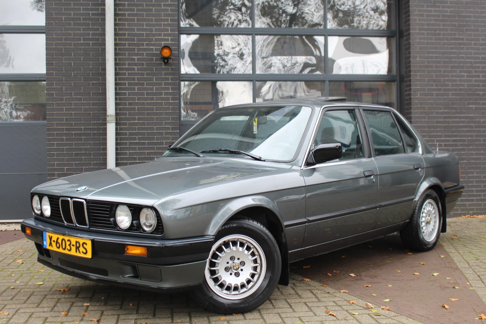 BMW 3 Serie 320i 6 Cilinder ORIGINELE STAAT! UNIEKE AUTO! NE, Stof, 10 km/l, Bedrijf, Grijs