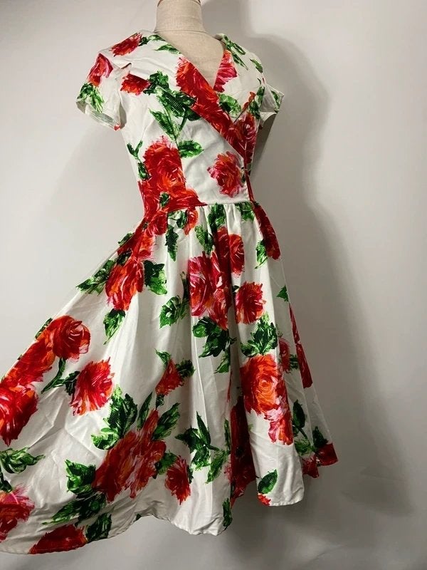 Nieuw! Pump Couture | Jurk met rode rozen, Maat 42/44 (L), Nieuw, Ophalen of Verzenden, Nvt