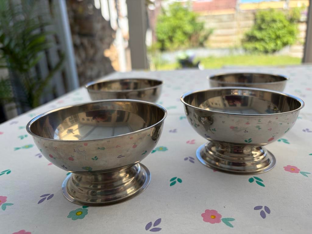 Set van 4 rvs ijscoupes, Huis en Inrichting, Keuken | Servies, Gebruikt, Overige stijlen, Overige materialen, Ophalen of Verzenden