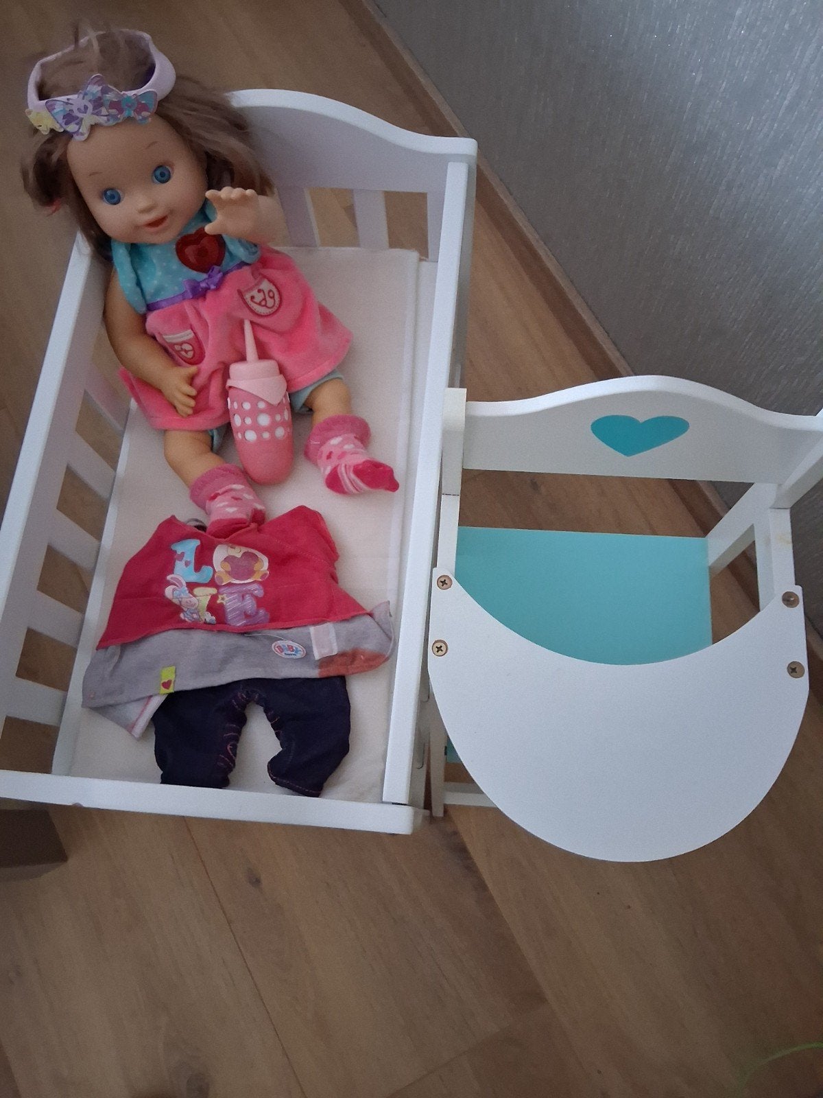 Baby Born pop met bedje, kinderstoel en extra kleding, Kinderen en Baby's, Ophalen, Gebruikt, Babypop