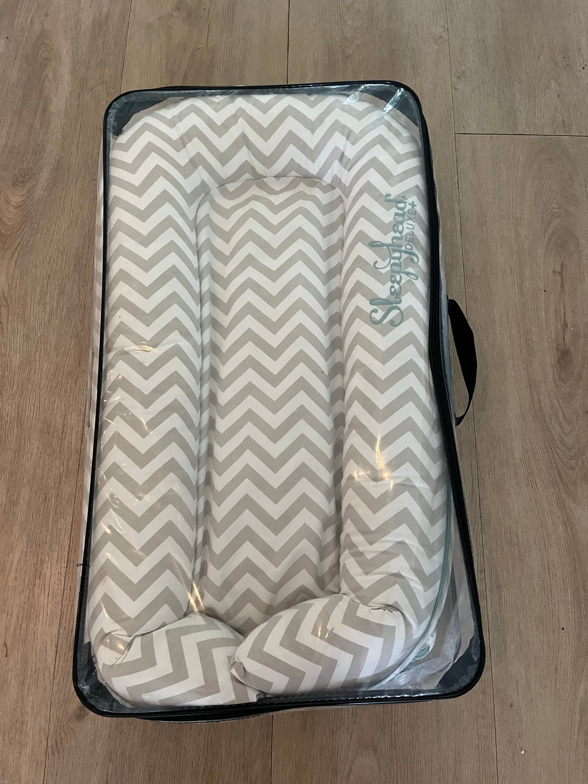 Dockatot (Sleepyhead) Deluxe+ babynestje - Chevron grijs/wit, Ophalen, Zo goed als nieuw, Reisbedje