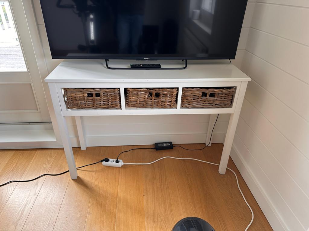 Witte console tafel met rieten manden, Huis en Inrichting, Tafels | Bijzettafels, Gebruikt, Ophalen of Verzenden, 75 cm of meer