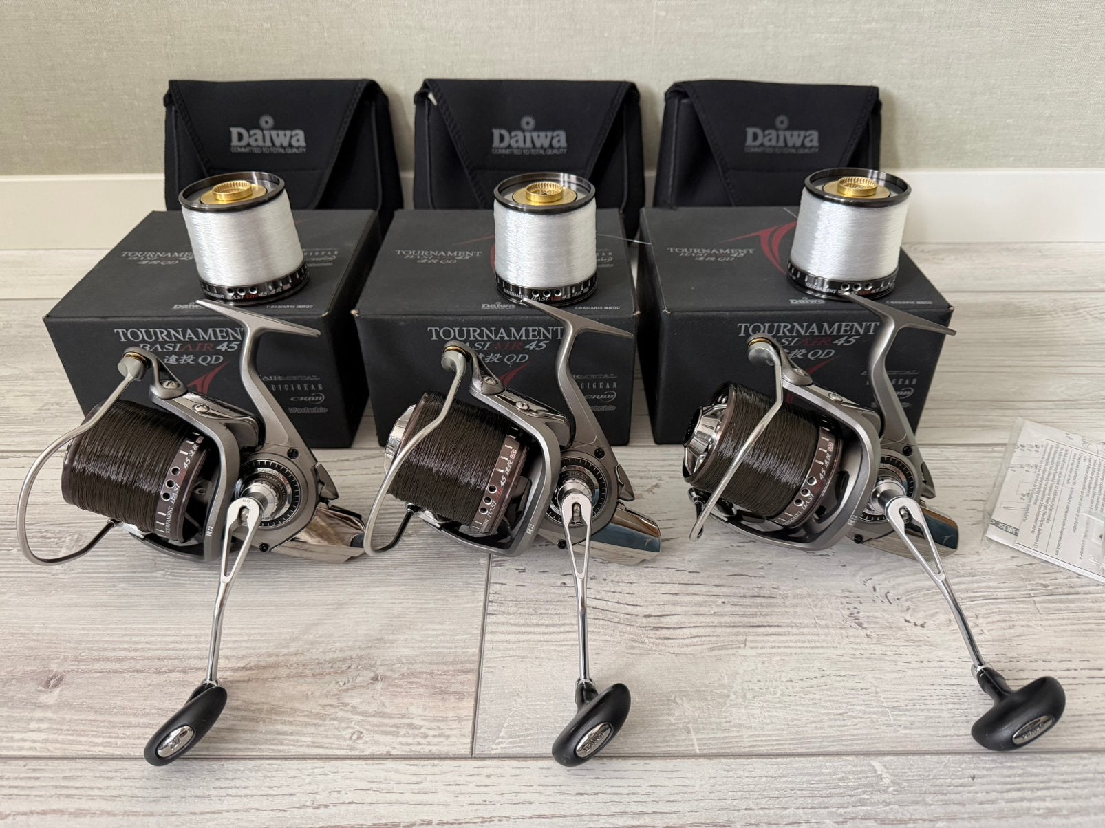 3 x Daiwa Tournament Basiair 45QD incl reserve spoelen ZGAN, Ophalen of Verzenden, Zo goed als nieuw, Complete set
