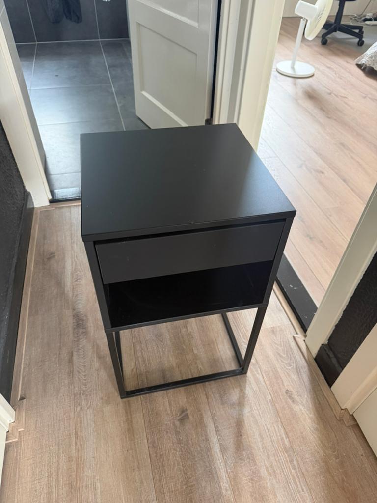 Gratis op te halen: zwart nachtkastje (IKEA VIKHAMMER), Huis en Inrichting, Slaapkamer | Nachtkastjes, Ophalen, Zo goed als nieuw