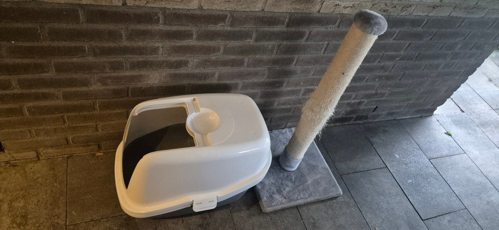 gratis af te halen 2 kattenbakken en 1 krabpaal gebruikt., Dieren en Toebehoren, Ophalen, Gebruikt, Krabpaal