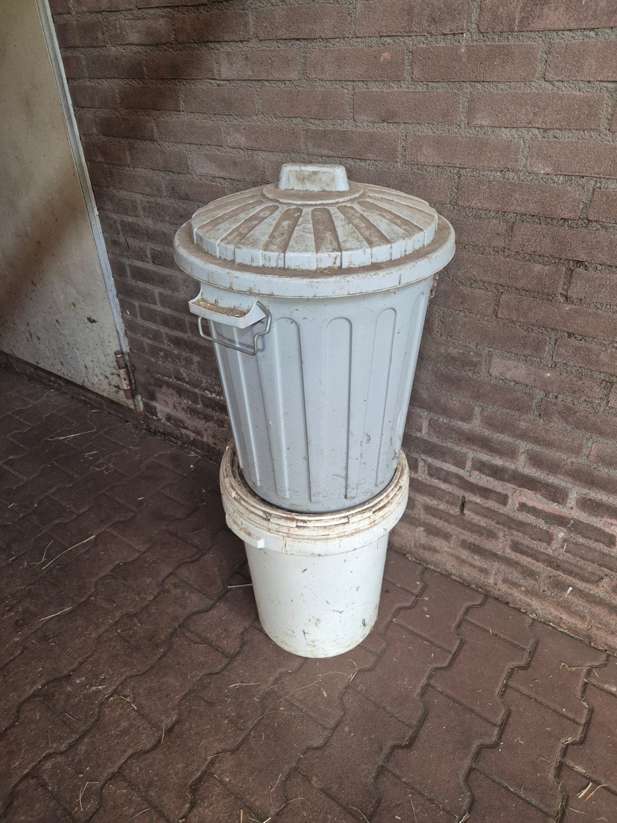 2 voertonnen, Dieren en Toebehoren, Dierenvoeding, Ophalen