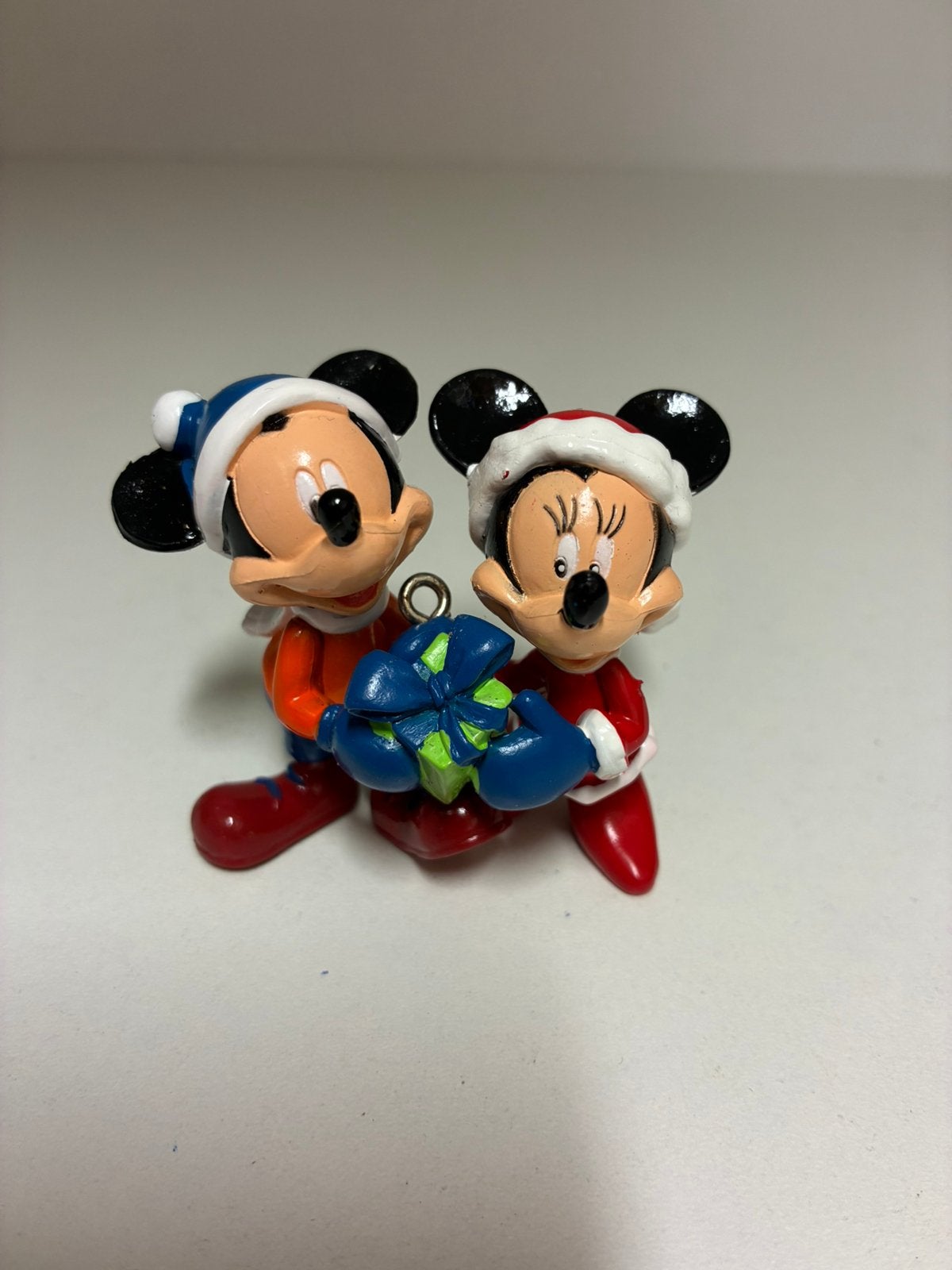 Disney Mickey Mouse en Minnie Mouse met Cadeautje, Ophalen of Verzenden, Mickey Mouse, Zo goed als nieuw, Beeldje of Figuurtje