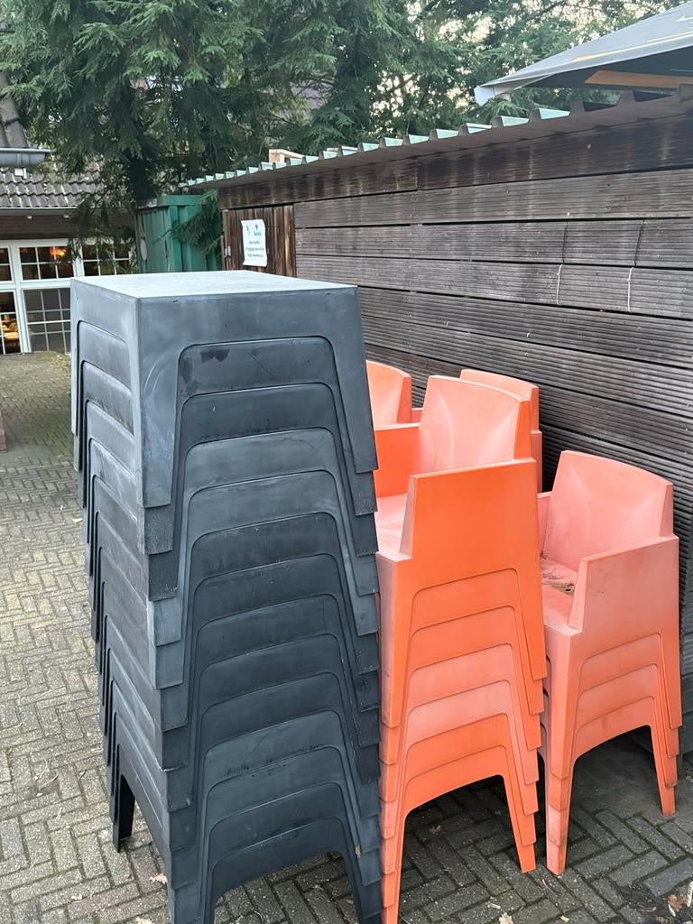 Stapelbare kunststof stoelen - zwart en oranje, Ophalen, Kunststof, Gebruikt, Zwart
