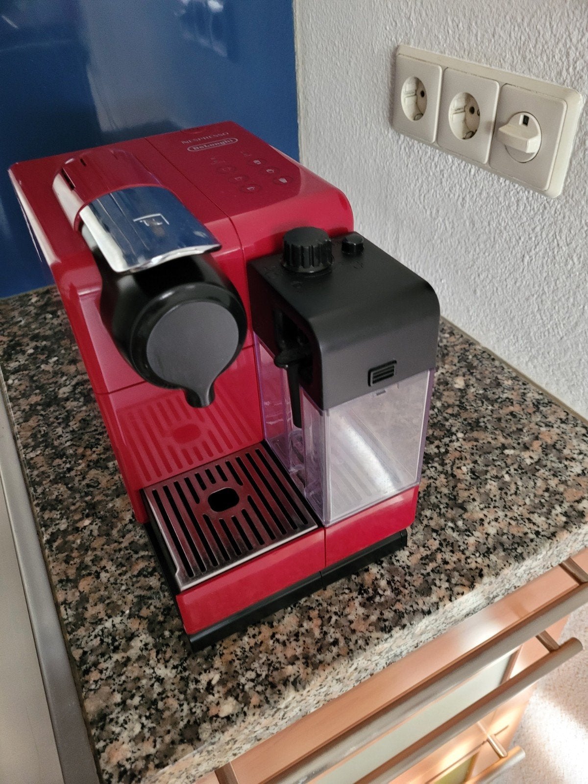 DeLonghi Nespresso Koffiemachine Rood, Witgoed en Apparatuur, Ophalen, Koffiepads en cups, Koffiemachine, Zo goed als nieuw