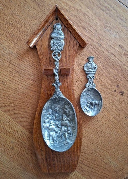 Antieke tinnen lepels 1 op houten wanddecoratie, Antiek en Kunst, Antiek | Tin, Ophalen