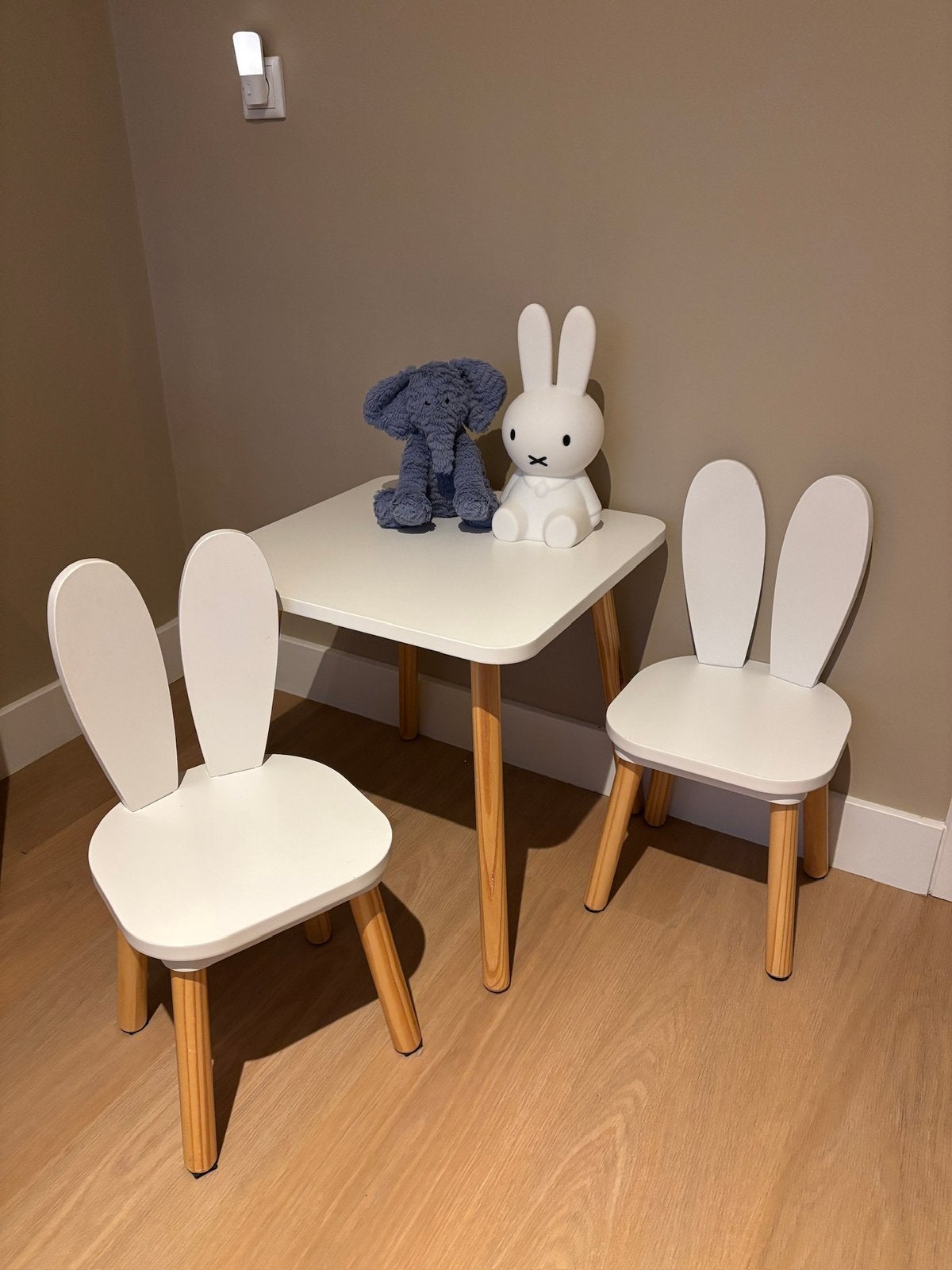 Tafeltje en twee konijnenstoeltjes | Petit Amelie, Kinderen en Baby's, Ophalen of Verzenden, Gebruikt, Tafel(s) en Stoel(en)