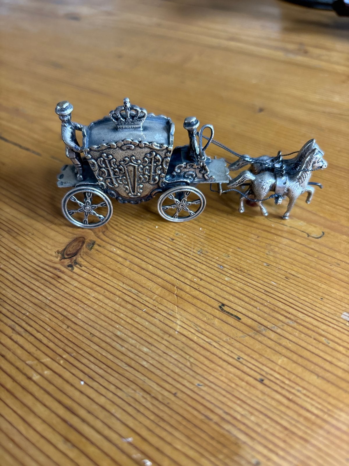 Antieke zilveren koets miniatuur met paarden, Ophalen