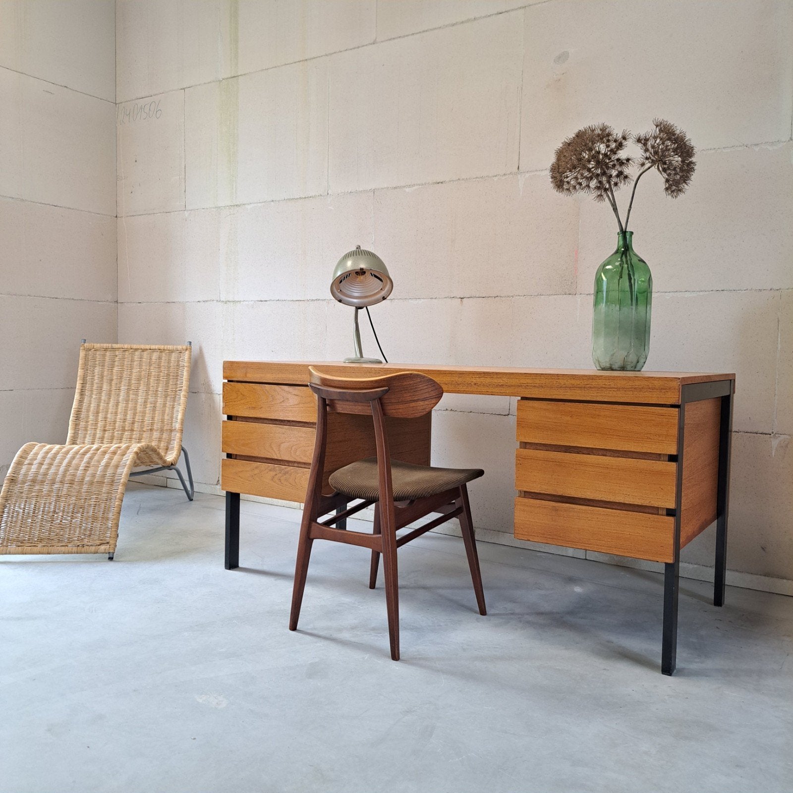 Modernistisch Vintage Teakhouten Bureau '60 - stijlvol -, Ophalen of Verzenden